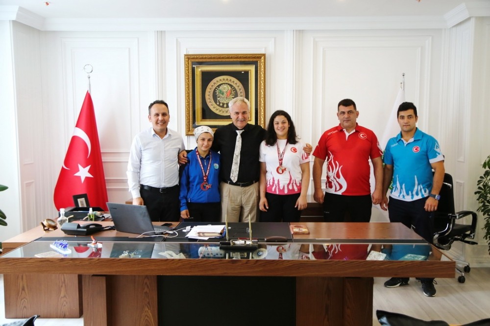 Halterde Türkiye şampiyonu İlkadım’dan 