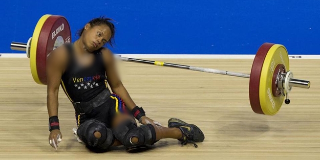 Halterin altındayken bayıldı