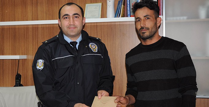 Hamallık yapan vatandaş bulduğu parayı polise teslim etti