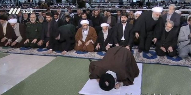 Hamaney’in kıldırdığı Cuma namazında ilginç anlar! Ruhani birden kalkıp...