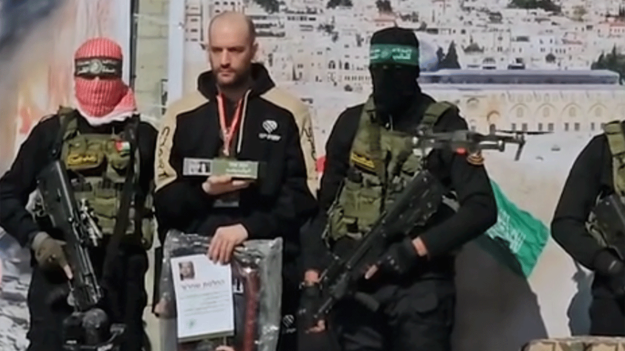 Hamas, 3 İsrailli esiri Kızılhaç’a teslim etti: Hamas'tan İsrailli esire dikkat çeken hediye
