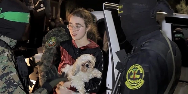 Hamas, İsrailli esir kızı, kucağında köpeğiyle serbest bıraktı...