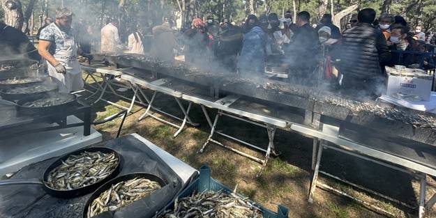 Hamsi şenliğinde 2 ton hamsi tüketildi