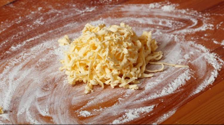 Hamur işi yaparken tereyağını rendelerseniz...