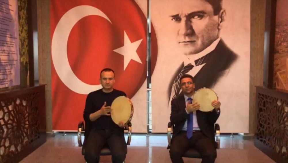 Hamur Yatılı Bölge Ortaokulu öğrencilerden Çanakkale Türküsü 