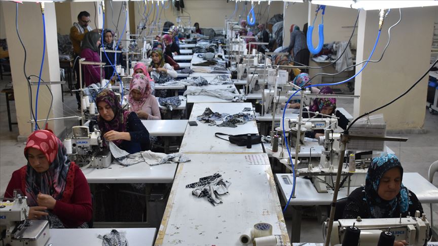 Hamur yoğuran eller dünya markasına elbise dikecek