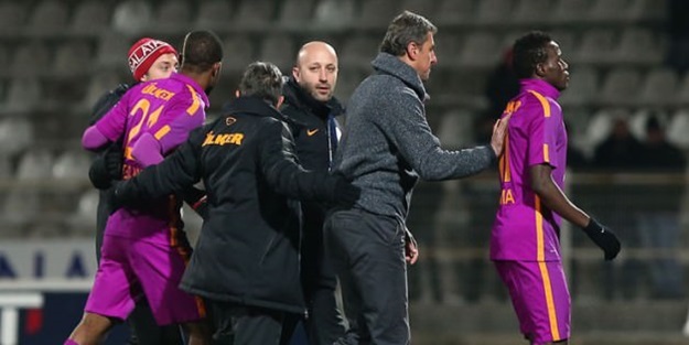 Hamzaoğlu çıldırdı montunu fırlattı!