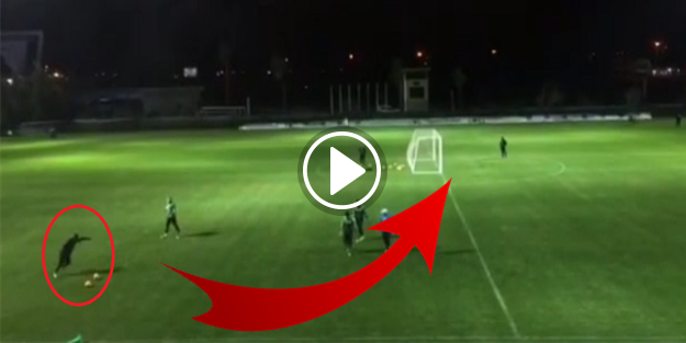 Hamzaoğlu'ndan kalenin arkasından akılalmaz gol!