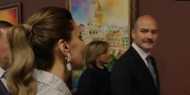 Hande Fırat'ın sergi açılışında alkol ikramı! Davete katılan AK Partililer rahatsızlıklarını gizleyemedi