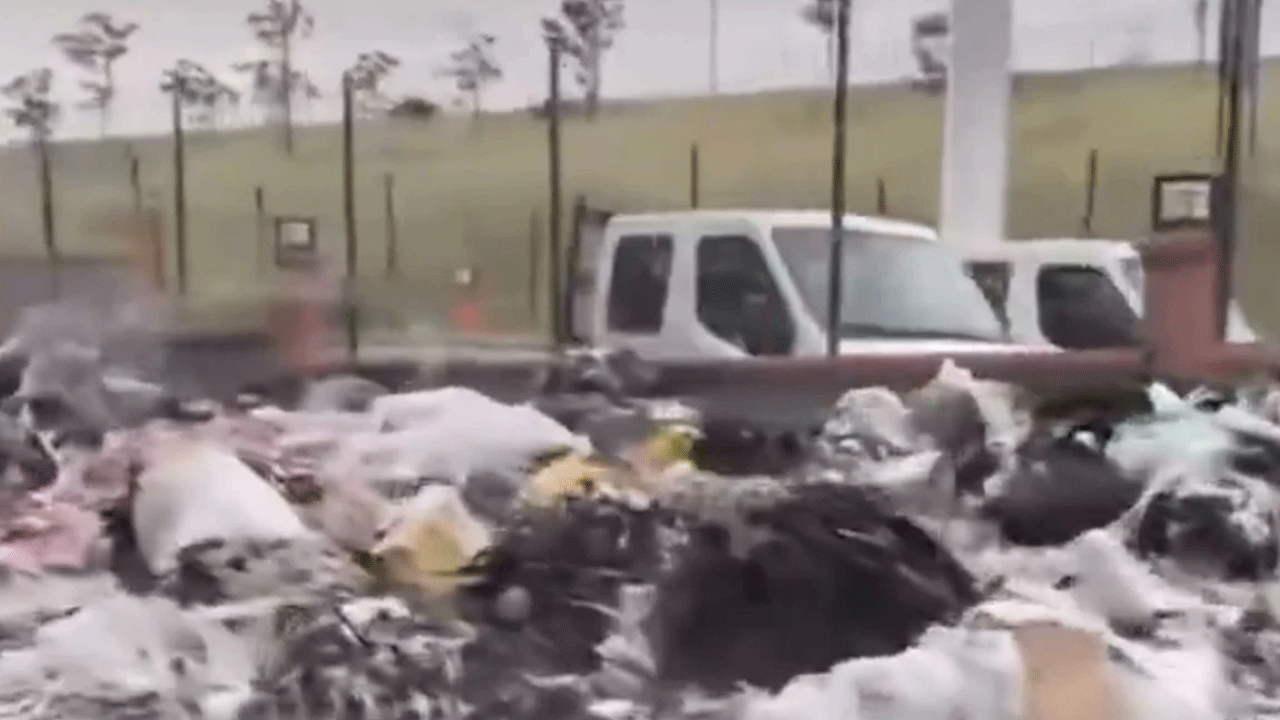 Hangi şehir olduğunu biliyorsunuz... Çöpler her yeri sardı!