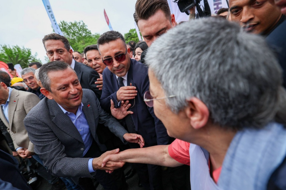 Hangisi gerçek Özgür Özel? TSK’nin arkasındayım diyen mi? TSK’ya hakaretten ceza alan Şebnem Korur Fincancı’nın önünde eğilen mi?