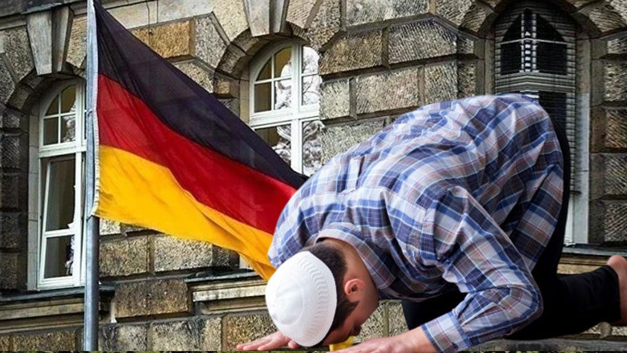 Hani Berlin'de hakimler vardı! Okul yasakladı, mahkeme onayladı: Almanya’da namaz yasağının önü açıldı!