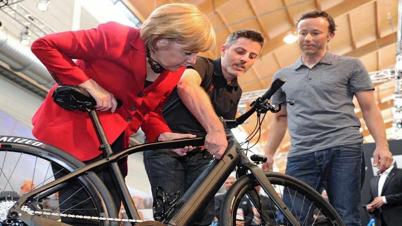 Hani 'Bisikletle işe gidiyor’ diyerek övüyordunuz CHP’liler? Merkel'in makyaj faturası şoke etti