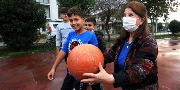Hanife Abla sahaya çıktı!