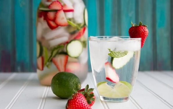 Hanımlar bu detoks suyuyla hayalinizdeki kiloya ulaşmanız hiç de zor değil!