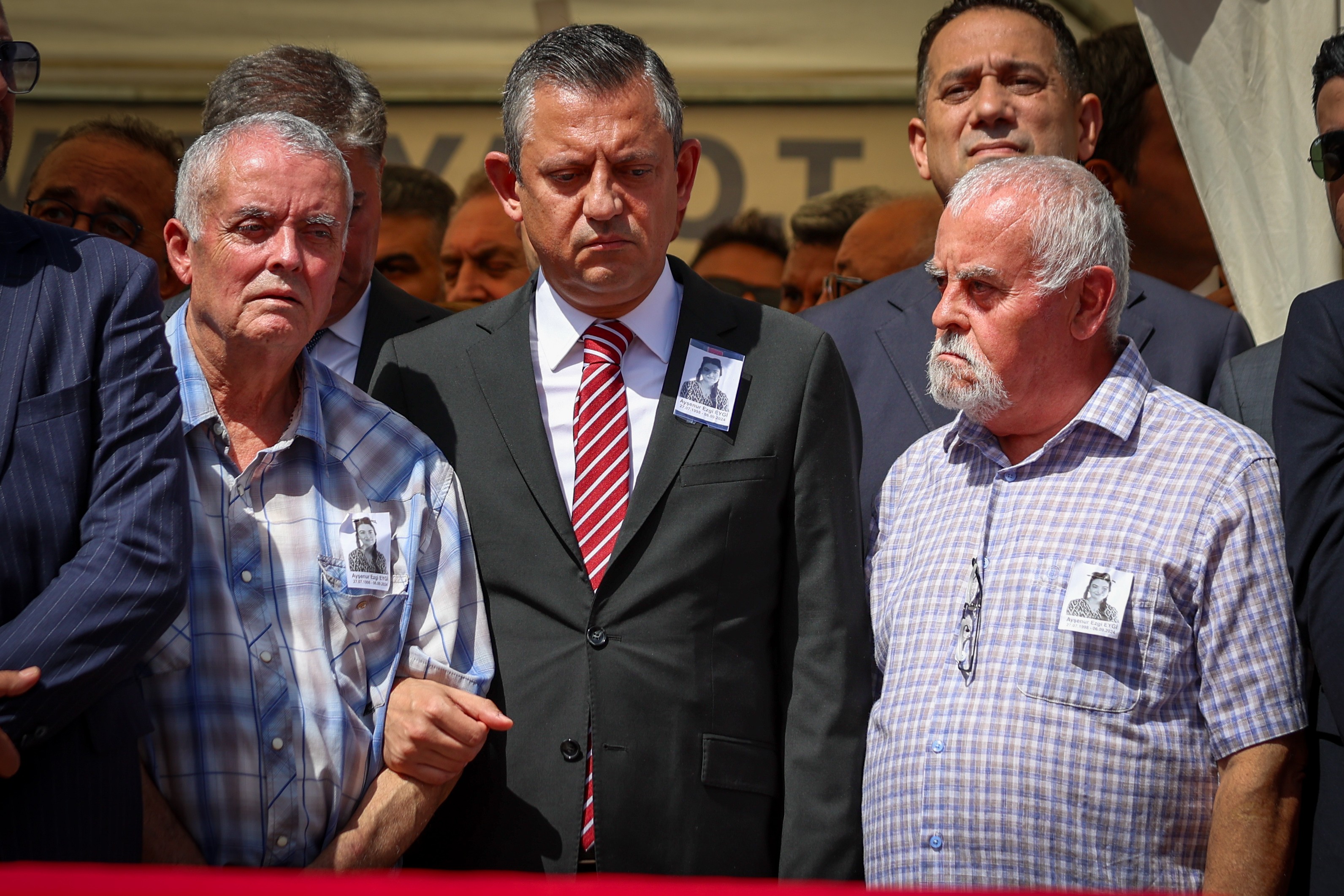 Haniye’nin afişini yırtarak indiren CHP, Ayşenur’un cenazesinde!