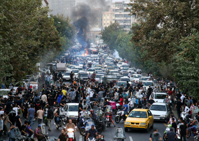Haplanmışlar! İran’daki sokak eylemcileri öncesi gençlere uyuşturucu dağıtılıyor! ABD ve İsrail’in zombi ordusu
