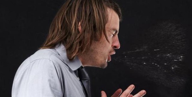 Hapşırırken kendini tuttu, boğazı yırtıldı