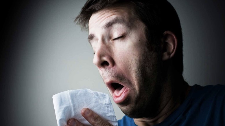 Hapşırırken neden istemsizce gözlerimizi kapatırız?