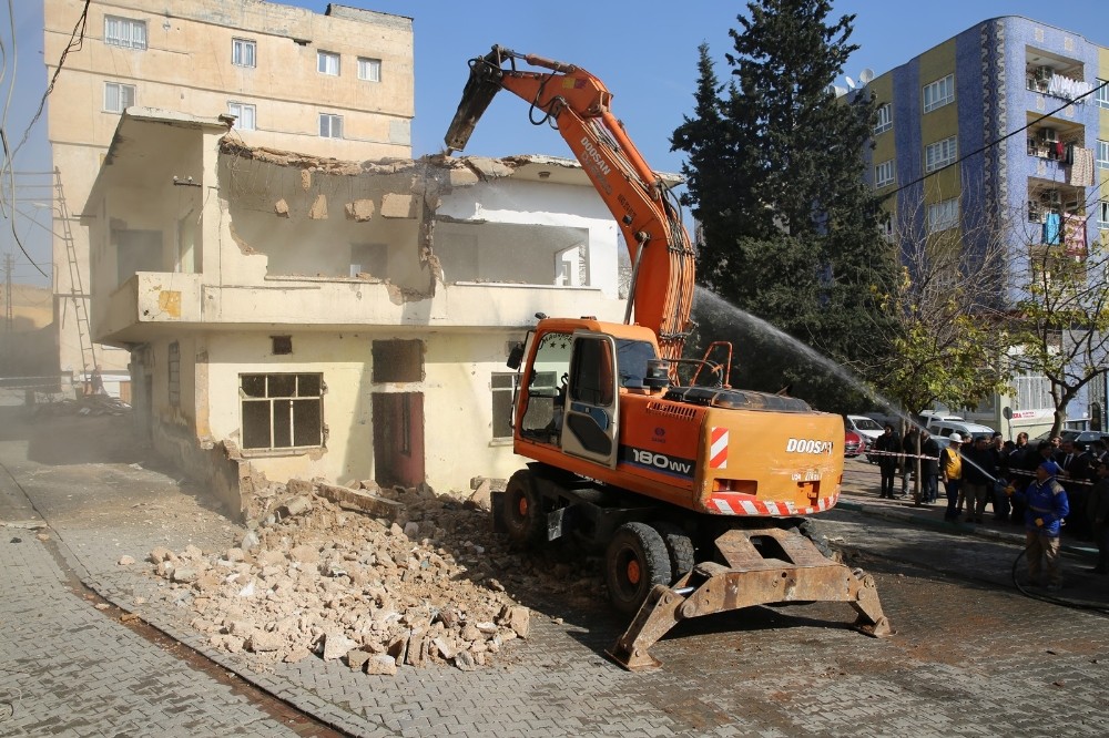 Harabeler yıkılarak yeşil alana dönüştürülüyor 