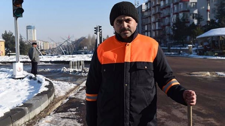 Harama tenezzül etmedi, bulduğu 20 bin TL’yi sahibine teslim etti