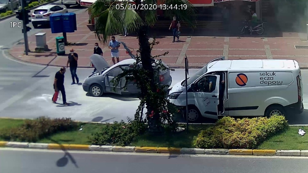 Hararet yapan otomobile vatandaşlar 5 yangın tüpü boşalttı 