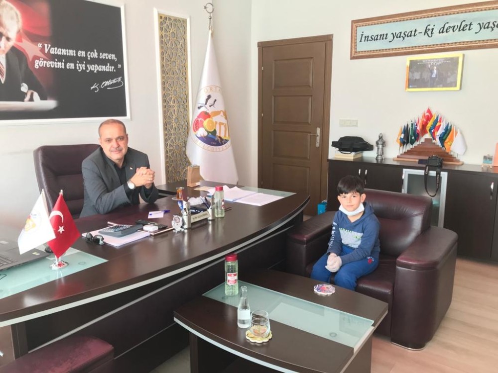 Harçlıklarını “Biz Bize Yeteriz Türkiyem” kampanyasına bağışladı 