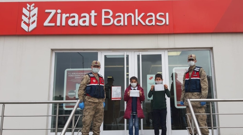 Harçlıklarını ‘Biz Bize Yeteriz Türkiyem Kampanyası’na bağışladılar 