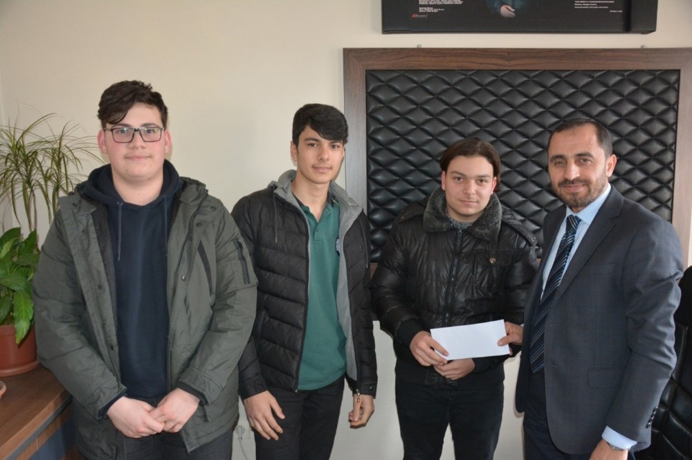 Harçlıklarını kardeşlerine gönderdiler 