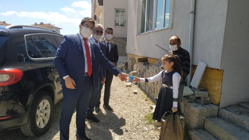 Harçlıklarını Milli Dayanışma Kampanyasına bağışladı 