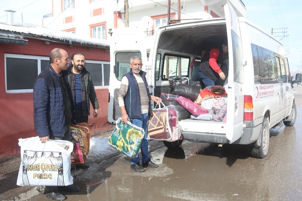 Harçlıklarıyla depremzedeler için battaniye aldı 