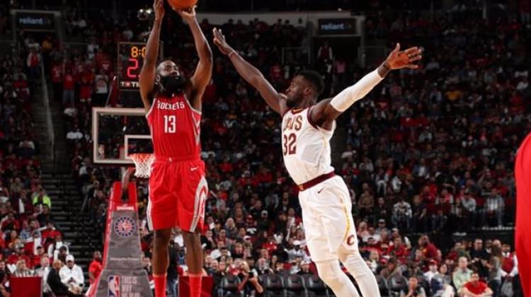 Harden, LeBron James'i yıktı