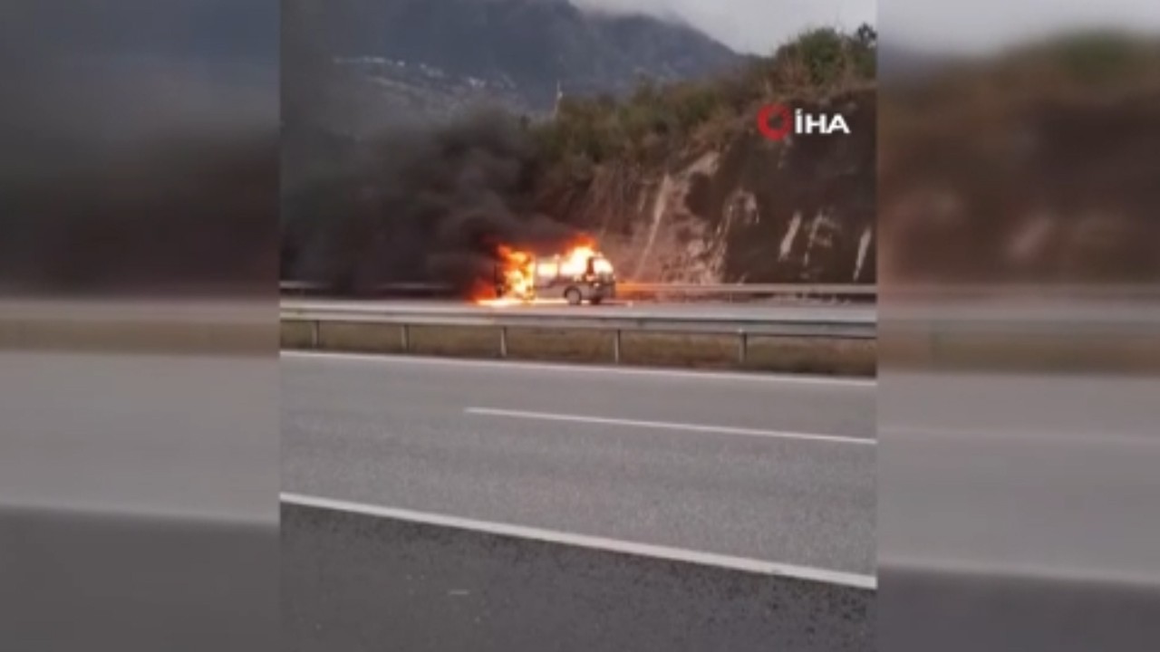 Hareket halindeki araç alev alev yandı! O anlar kamareda