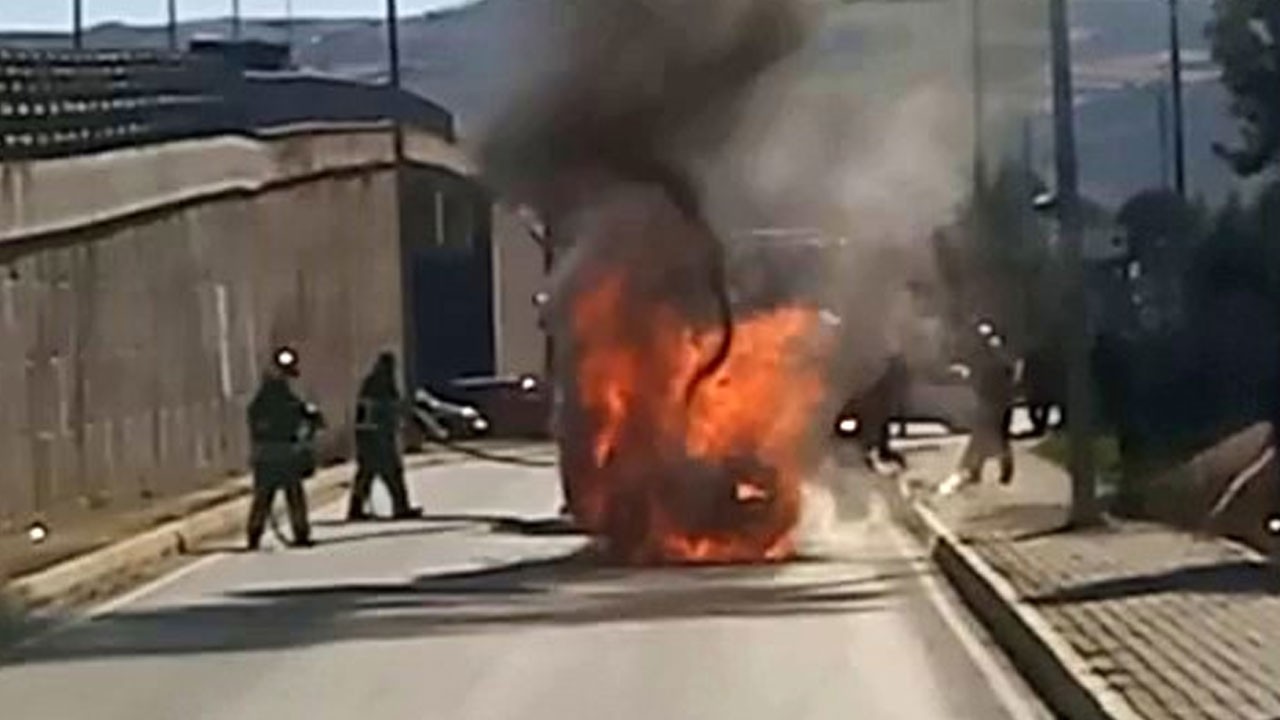 Hareket halindeki araç alev topuna döndü