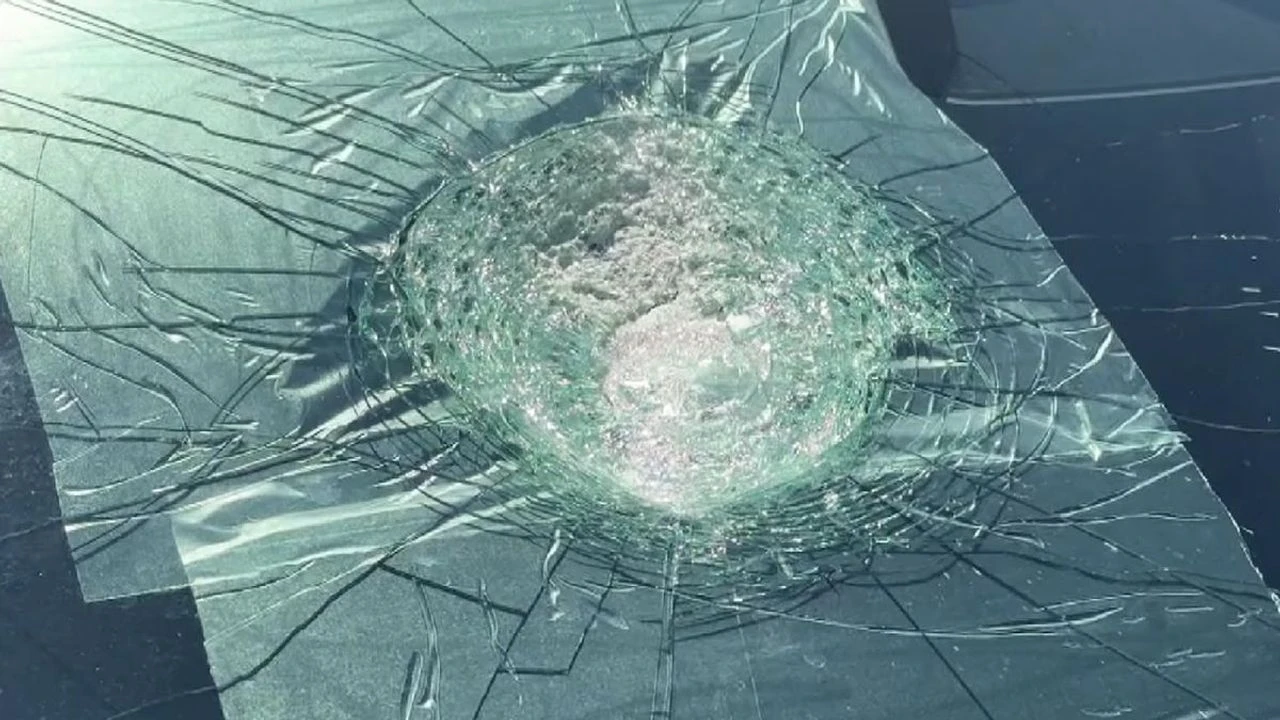 Hareket halindeki aracın üzerine uzaydan düştü!