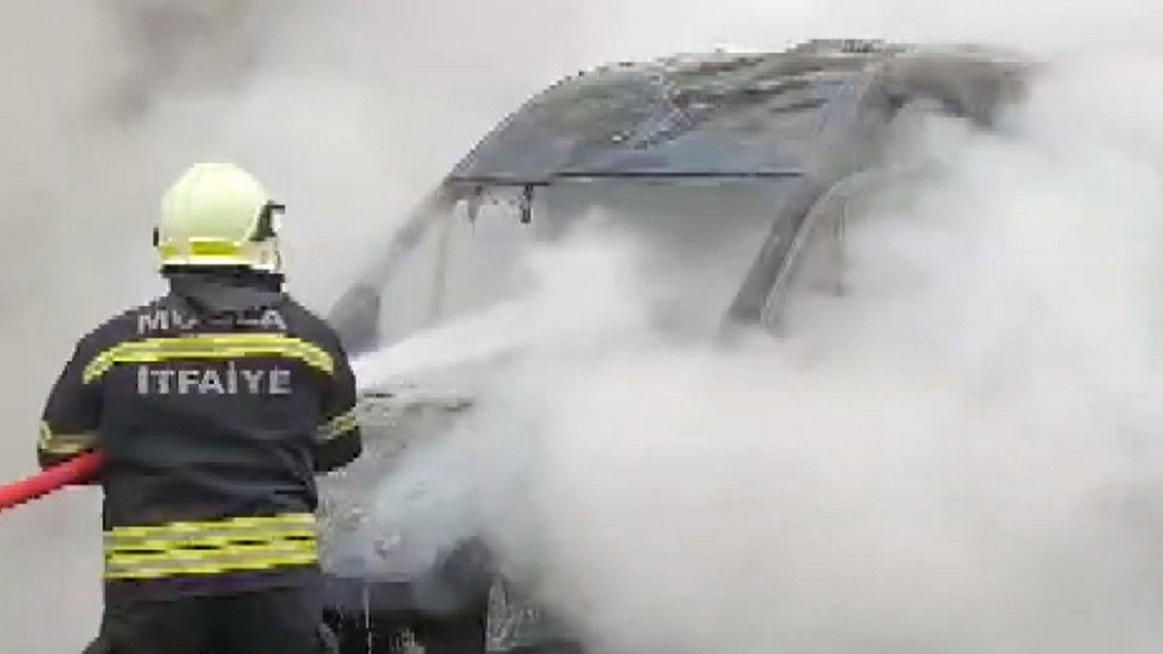 Hareket halindeki minibüs alev alev yandı