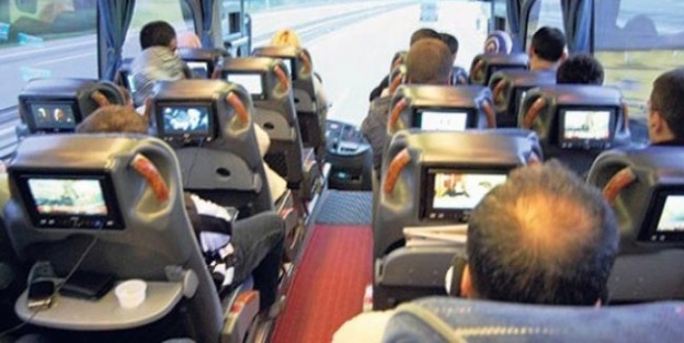 Hareket halindeki otobüsün camını kırıp atladı