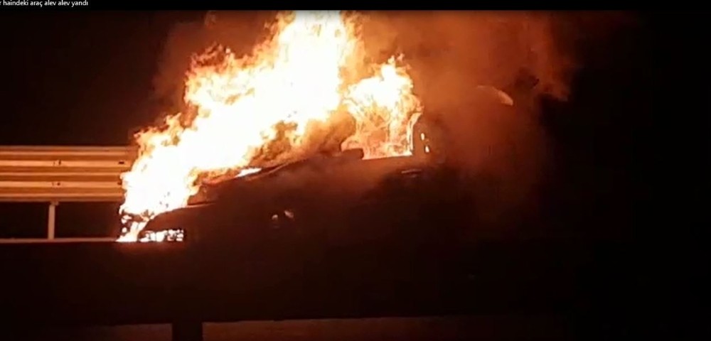 Hareket halindeki otombil alev alev yandı 
