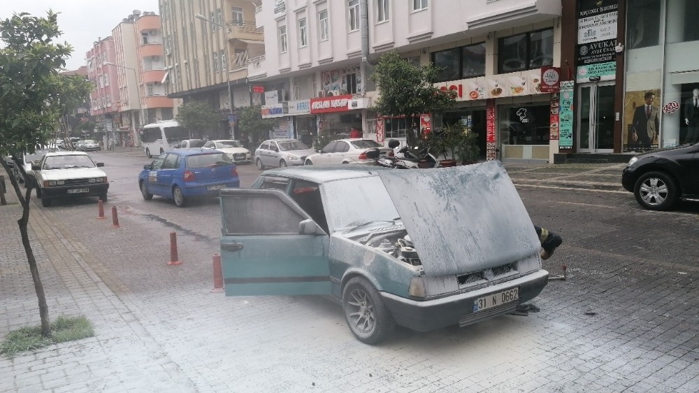 Hareket halindeki otomobil alev alev yandı 