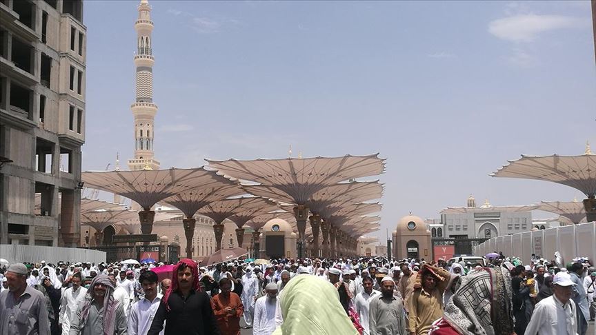 Haremi Şerif ve Mescidi Nebevi'de namaz kılmak yasaklandı