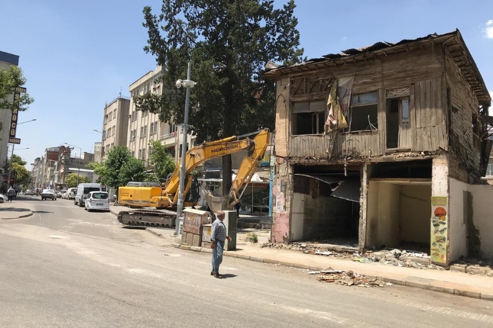 Harıkçı Caddesinde yol genişletme çalışması 