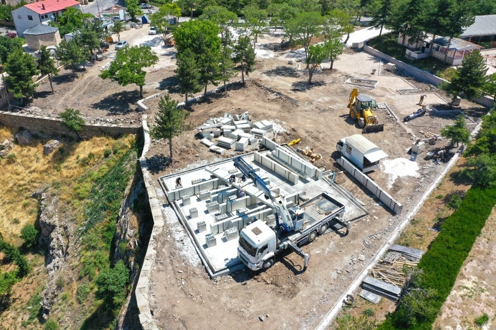 Harput’ta yapımına başlanan cam seyir terası şekillenmeye başladı 