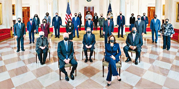 Harris’ten gerçek başkan benim pozu!