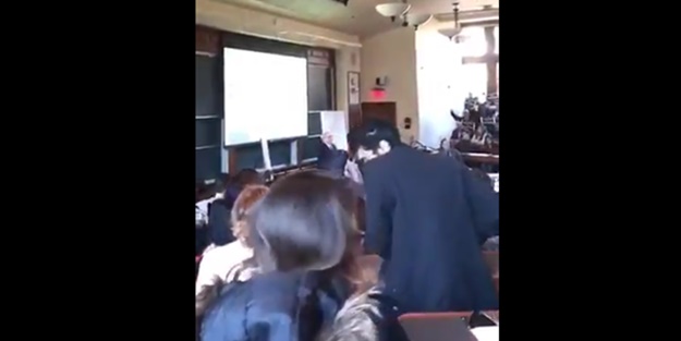 Harvard Üniversitesi öğrencilerinden İsrail büyükelçisine protesto!