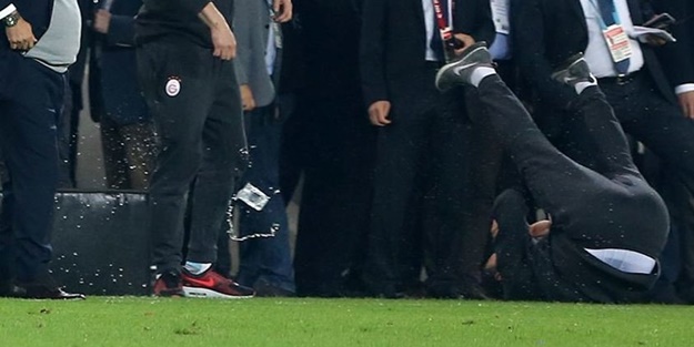 Hasan Şaş kendini yerlere attı