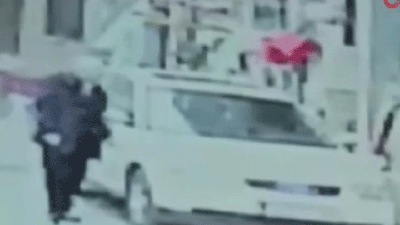 Hasarlı arabasını görünce şok geçirdi! Gerçek kamera kayıtlarında ortaya çıktı!