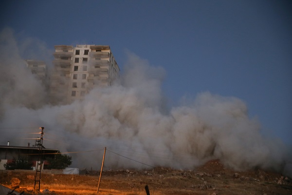 Hasarlı binalar böyle yıkılıyor