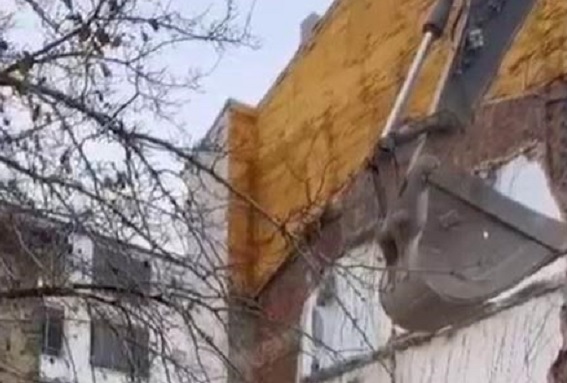 Hasarlı binayı yıkarken bakın ne yaptıla