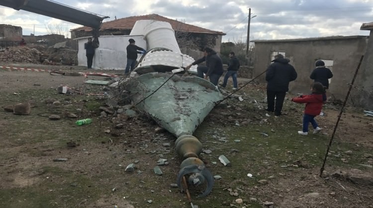 Hasarlı caminin minaresi yıkıldı