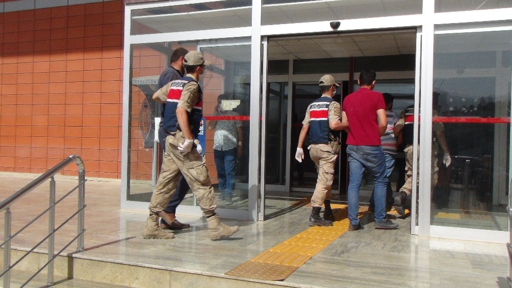 Hasat esnasında traktör ve römorku gasp edildi 